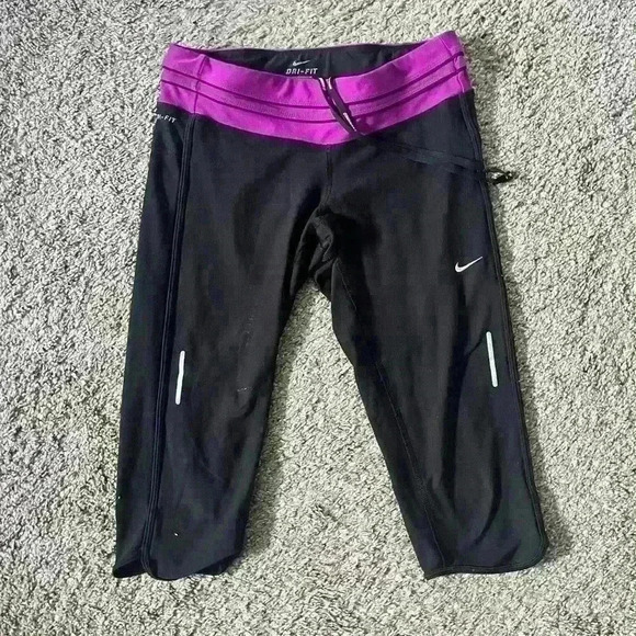 Nike Dry fit Capri | Medium | Workout Pants | Athletic wear | Zipper Pocket - Picture 1 of 3